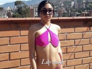 Lily_snack