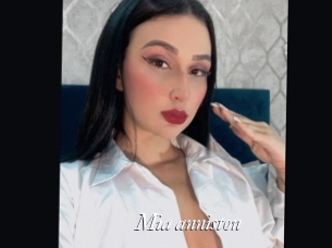 Mia_anniston